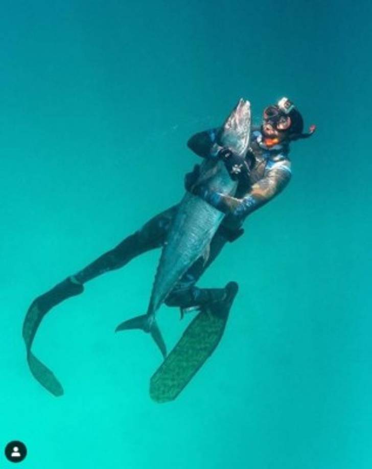 Su hijo y futuro heredero ha recibido una de las mejores formaciones en el extranjero. Se graduó en la London School of Economics y se sometió a estricto entrenamiento físico en la Escuela Militar de Sandhurst, como muchos de los futuros mandatarios de Oriente Medio.