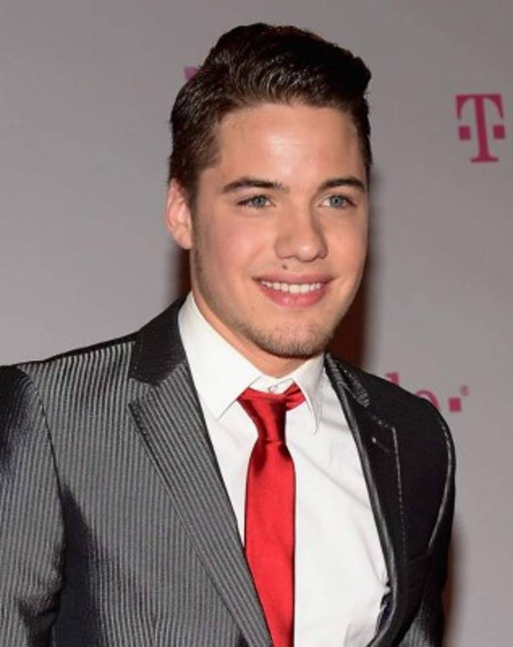 En Univision inició trabajando en el show de talento La Banda y el matutino Despierta América hasta 2017 cuando fue despedido sin mayores explicaciones. Después de esto el joven aseguró a People haber caído en depresión.