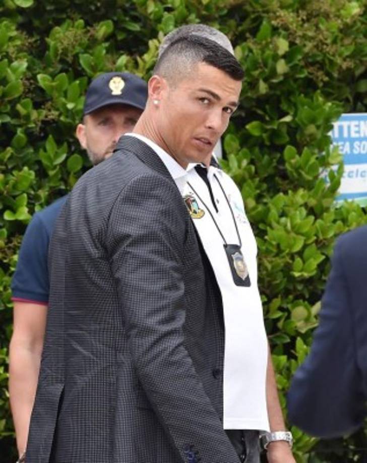 Los hinchas del Juventus llegaron al J Medical, ubicado a pocos metros del Allianz Stadium, a primera hora de la mañana italiana y ovacionaron a Cristiano Ronaldo cuando llegó, pasadas las 10.10 locales