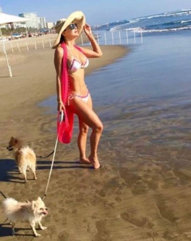 En las playas de Acapulco, México se encuentra Maribel Guardia.