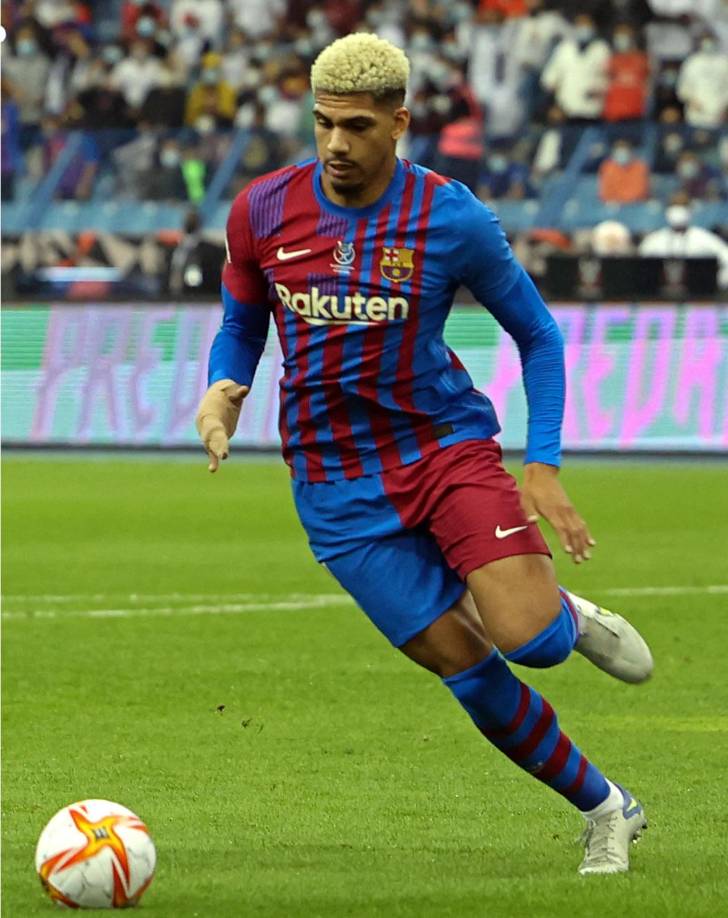 Según el programa ‘Sin concesiones’, de RKB, el Real Madrid está muy atento al contrato de Ronald Araujo, central uruguayo que termina su vinculación con el FC Barcelona en 2023 y que todavía no ha renovado. Según el programa deportivo el defensa “acaba contrato con el Barça en 2023 y Florentino Pérez espera que no renueve para ficharle libre”. El club blanco ya estuvo interesado en el defensa de 22 años antes de que se decantara por el cuadro culé.