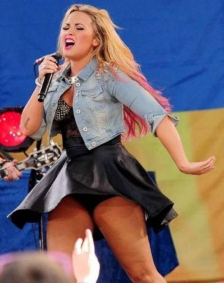 La cantante y actríz, DEMI LOVATO, hace lo propio durante una presentación musical.