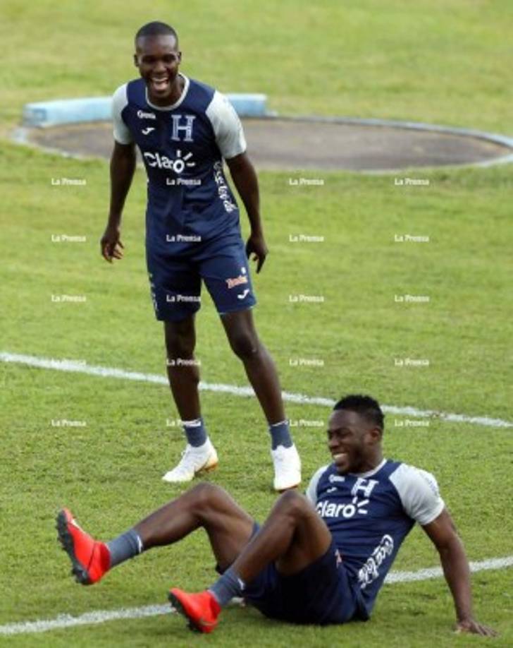 Maynor Figueroa se cae y Rubilio Castillo explota de risa.