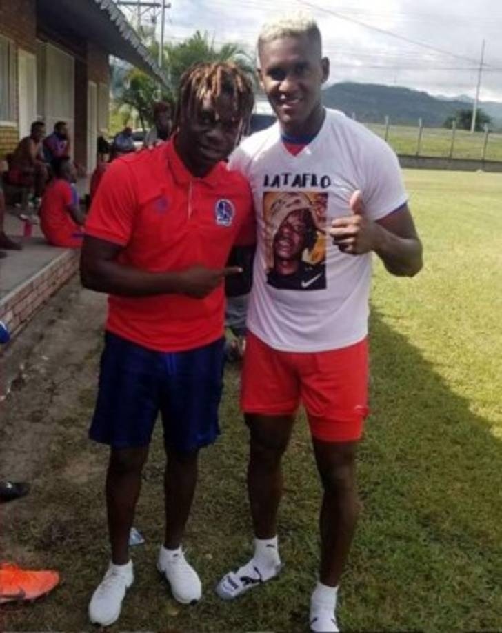 El joven hondureño ha estado varios días en Tegucugalpa y ha sido apoyado por los jugadores del Olimpia. Acá aparece junto a Brayan Beckeles.