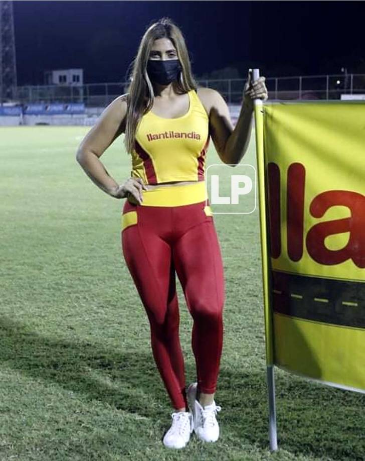 Otra guapa edecán en la cancha del estadio Excélsior.