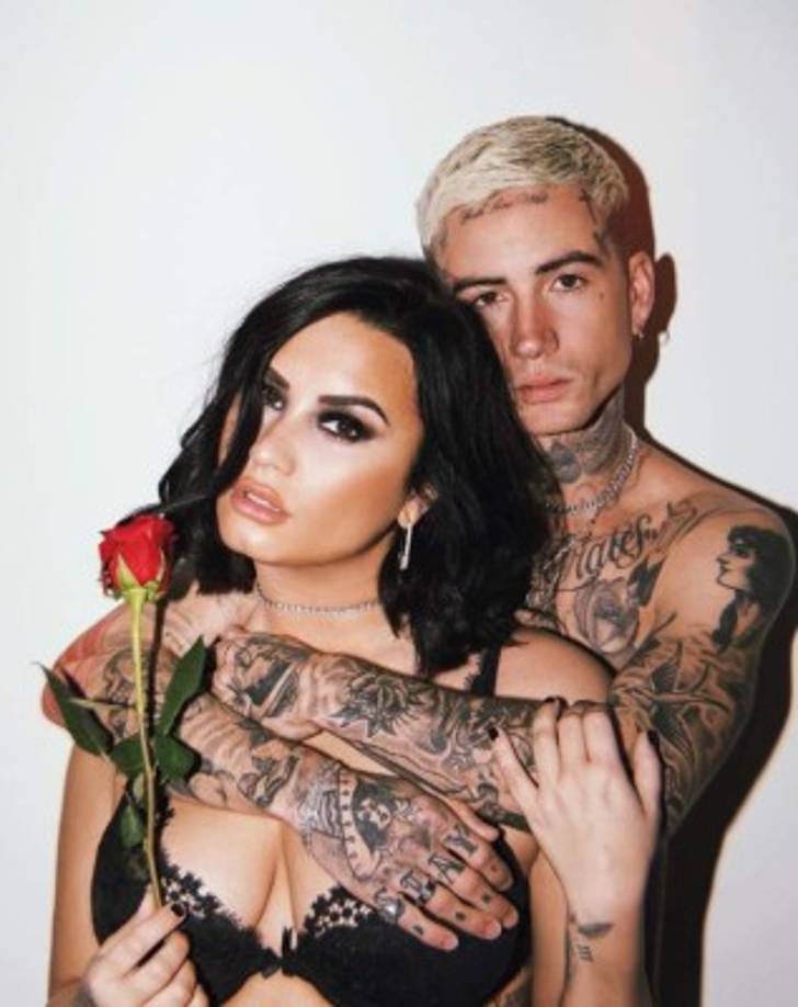 En las imágenes el cantante está vestida con un sujetador negro de encaje mientras que su novio no tiene camisa dejando ver sus numerosos tatuajes.<br/><br/>