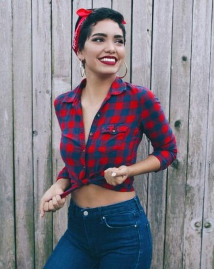 Andrea Bazarte<br/>26 años<br/>Mexicana<br/><br/><br/>Esta guapa empresaria nació en México pero ahora llama a San Antonio, Texas, su hogar.<br/>