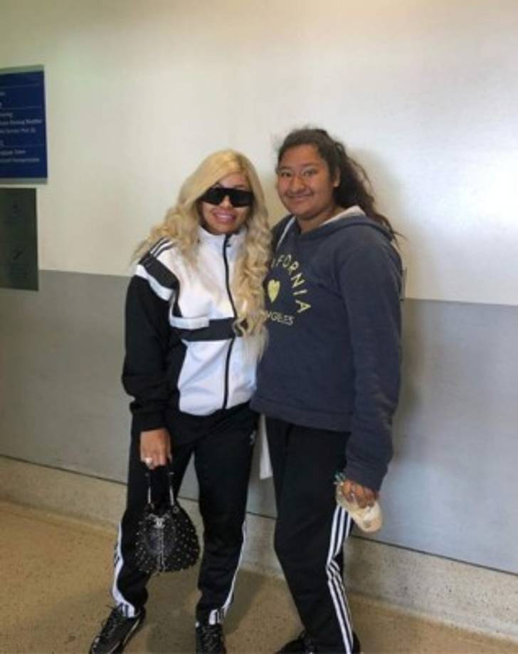 La chica residente de Los Ángeles, California, ha provocado furor y es que sus redes sociales están llenas de fotografías con famosos.