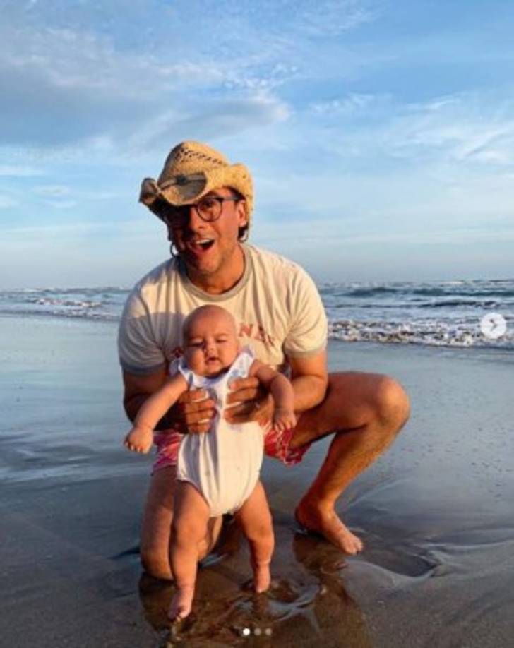 Hasta el momento, ni Adal ni su esposa se han pronunciado al respecto, pero algunos de sus seguidores le piden que bloquee a la gente tóxica que le escribe cosas tan hirientes sobre su hijo.