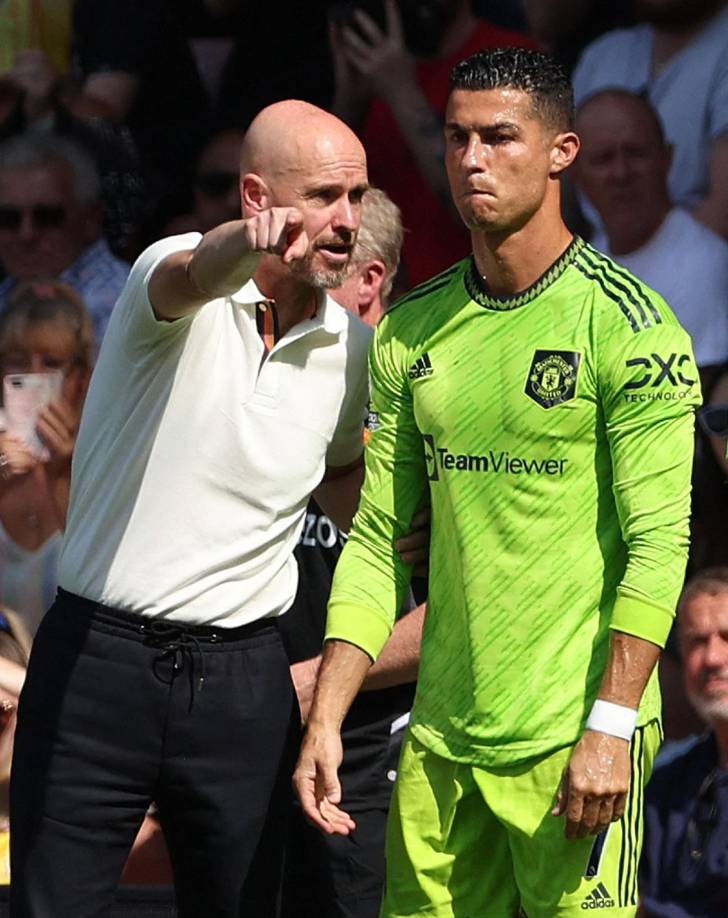 Los gestos que hizo Cristiano Ronaldo con su rostro mientras recibía indicaciones del entrenador del Manchester United, Erik Ten Hag, quien un día atrás humilló al astro portugués. ¿Qué pasó?