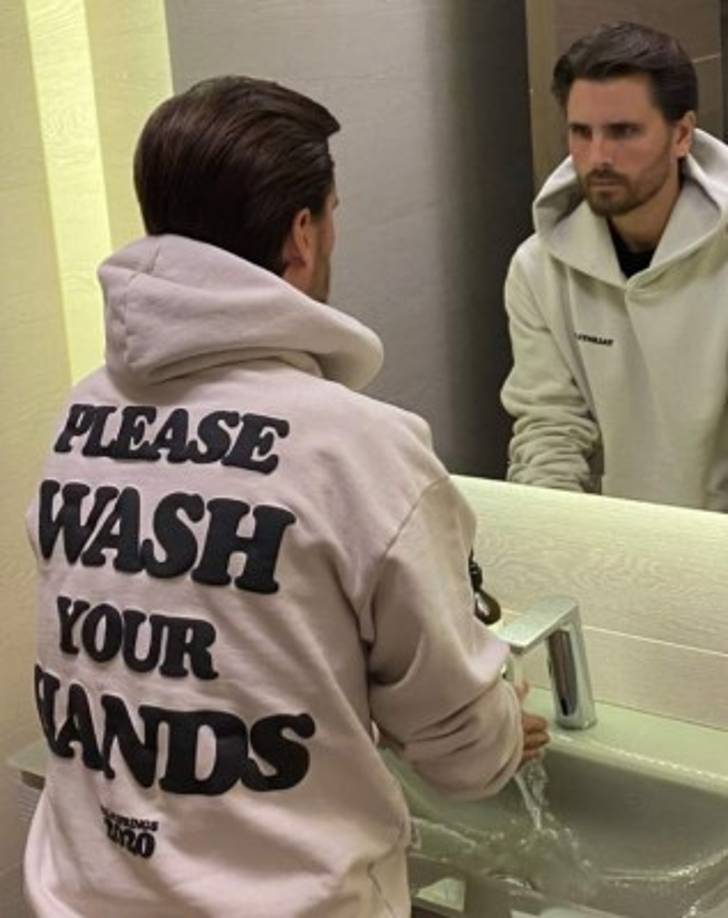 El ex de Kourtney Kardashian, Scott Disick, ha lanzando una serie de sudaderas y camisetas con el lema 'Por favor, lávate las manos'. <br/>