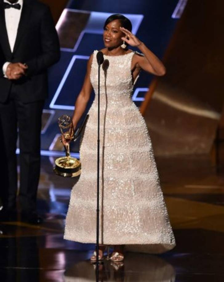 Regina King acepta su premio como mejor actriz secundaria de una serie o película para televisión por 'American Crime'.