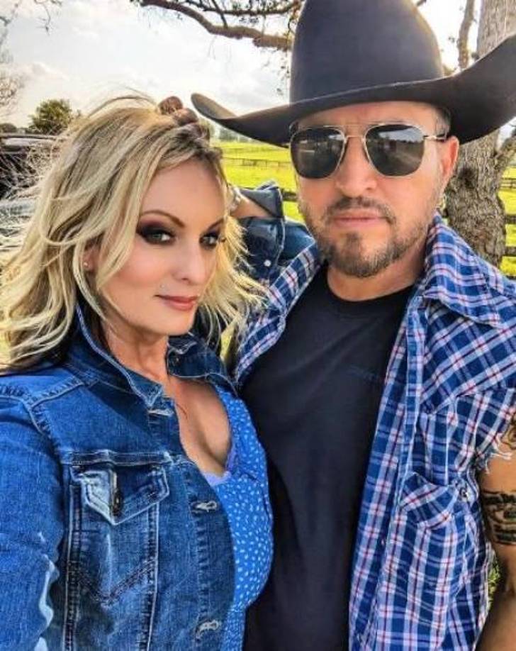 En 2011, Stormy Daniels, que está casada con otro actor de cine para adultos, trató por primera vez hacer públicos los detalles del encuentro al intentar vender su testimonio a la revista de farándula In Touch por 15.000 dólares.