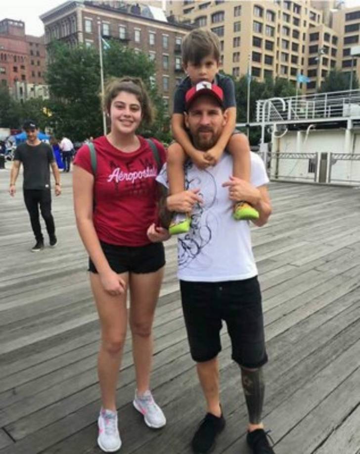 Lionel Messi aprovechó a pasear con su hijo Thiago.