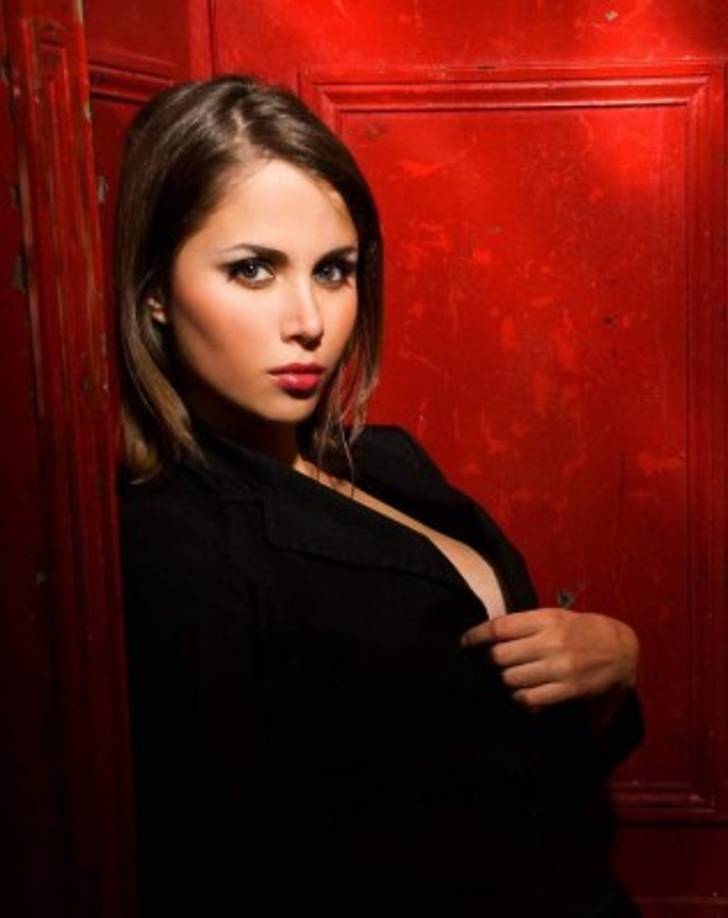 Participó en varios eventos relacionados a la belleza que labraron el camino para llegar a formar parte del certamen más reconocido: Miss Universo donde participó en 2006.