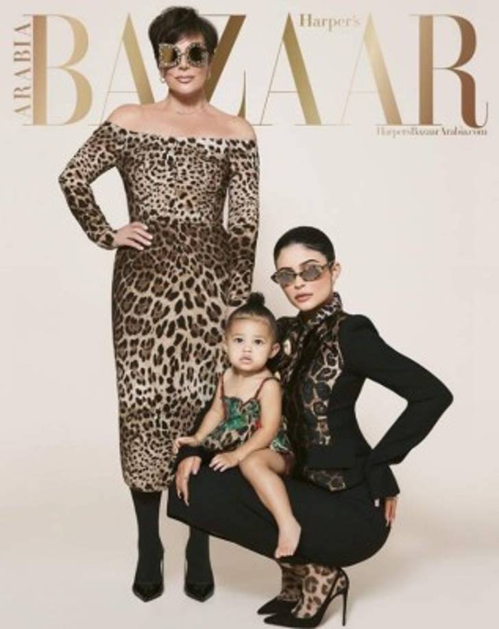 Eso sí, al menos Stormi puede presumir de haber sido incluida en una de las portadas para la edición digital junto a su madre y su abuela, la mománager Kris Jenner, luciendo cada una un atuendo diferente con una temática común de estampado de leopardo.