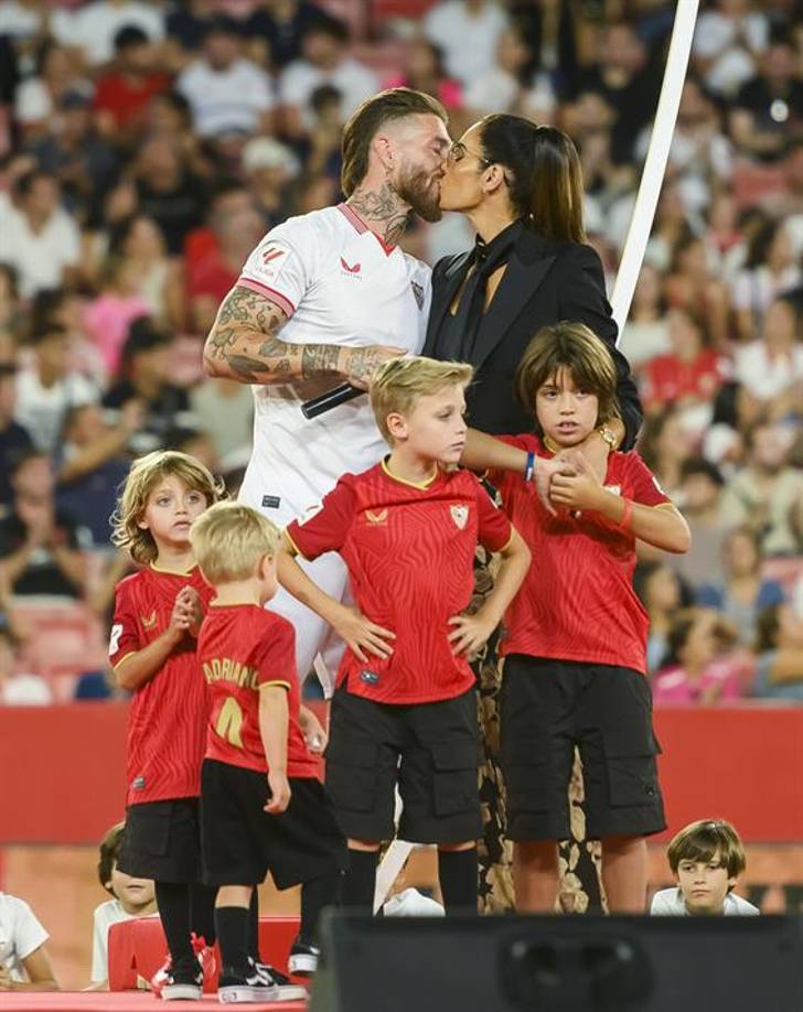 La pareja se mostró muy cariñosa en el acto de presentación.