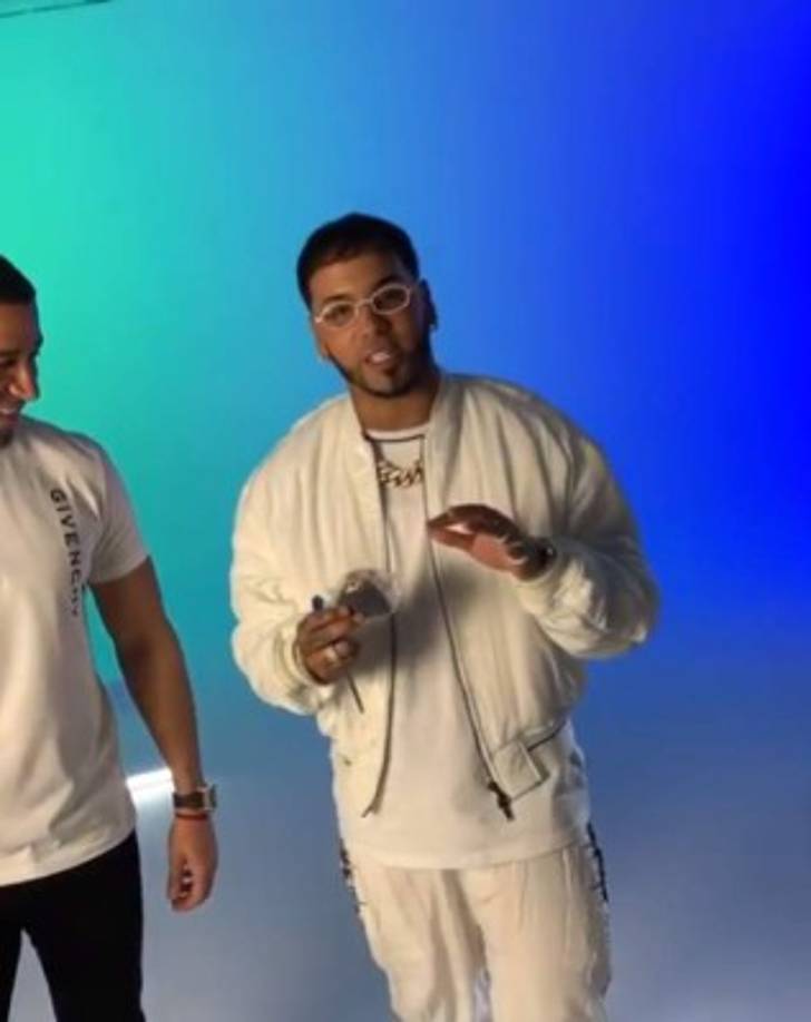 Los comentarios resaltan que las imágenes compartidas por el cantante puertorriqueño son ofensivas e inaceptables.