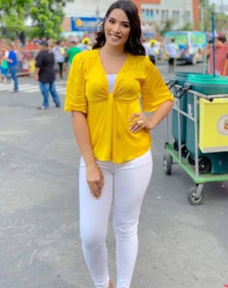 Carolina Lanza impuso su estilo y belleza natural con un primer atuendo de amarillo.