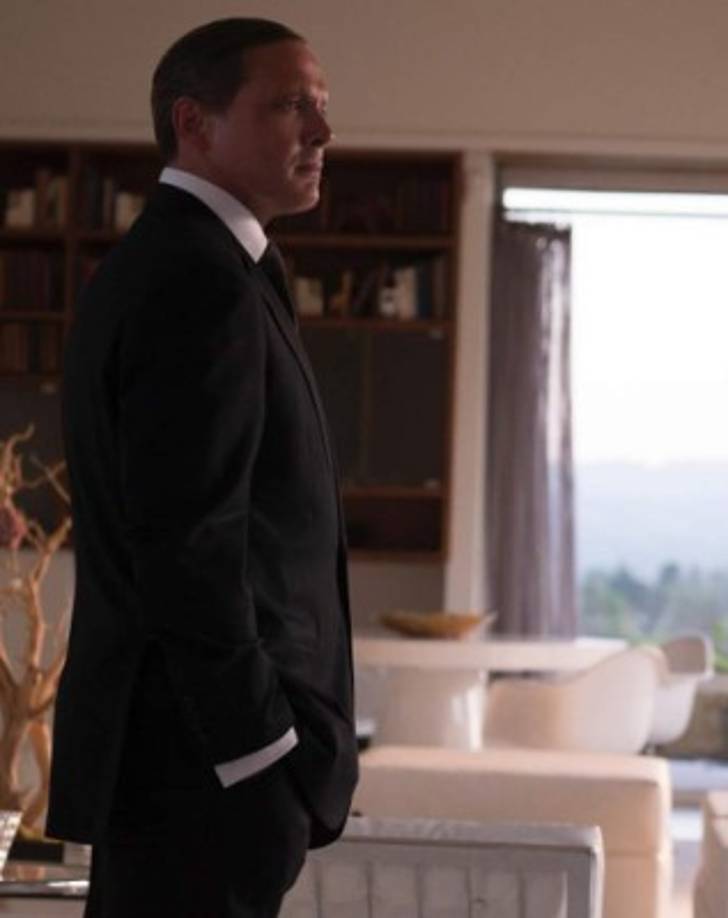 En las redes sociales, las fans de Luis Miguel se han mostrado contentas con su nuevo aire, ya que luce más estilizado, según la foto que se dio a conocer hace un par de días en su cuenta de Facebook, con esmoquin y descalzo en la playa.<br/>