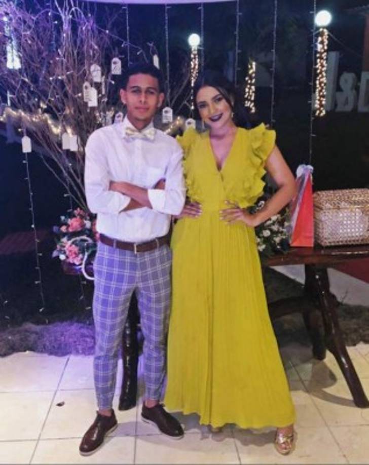 Cristian Cálix: El mediocampista hondureño junto a su linda novia Stephanie Lobo. Todo indica que el volante volverá a la Liga Nacional de Honduras, se menciona que podría regresar al Marathón.