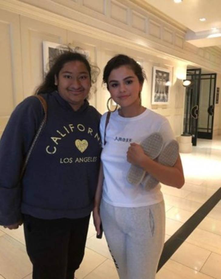 En esta foto junto a la cantante Selena Gómez.
