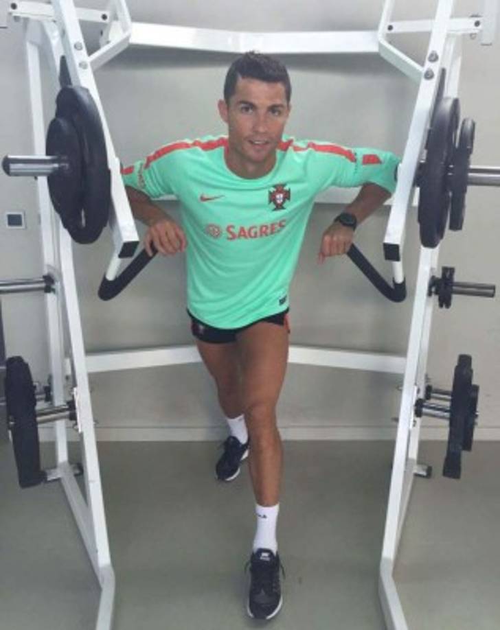 Además de las cirugías plásticas a las que se ha sometido, cabe señalar que Cristiano Ronaldo es una persona disciplinada por lo que se mantiene en forma y pasa muchas horas en el gimnasio.