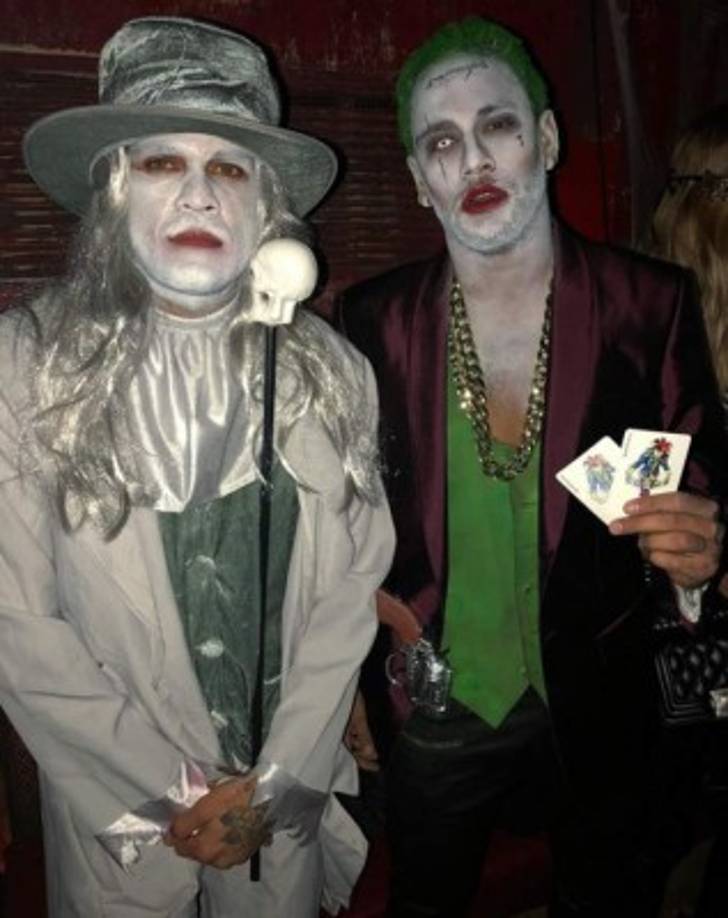 Las estrellas del fútbol Dani Alves y Neymar también saben divertirse fuera de las canchas.