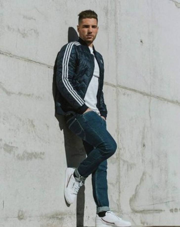 También se ha convertido en una celebridad de las redes sociales, y ha iniciado su carrera como modelo.