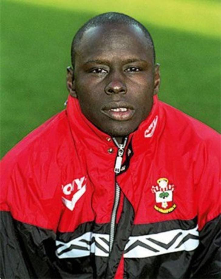 Graeme Souness no lo dudó y lo hizo llegar a Inglaterra, una recomendación de la talla de George Weah no había que obviarla. Y con sólo un entrenamiento, convocó a Ali Dia para jugar contra el Leeds United. “Ha jugado con George Weah en el PSG y el año pasado estuvo jugando en la segunda división en Alemania. Le dijimos que venga y entrene con nosotros una semana y así veremos qué tal. Cuando alguien como él te da una recomendación sueles sentarte y tomar nota”, había dicho el entrenador.