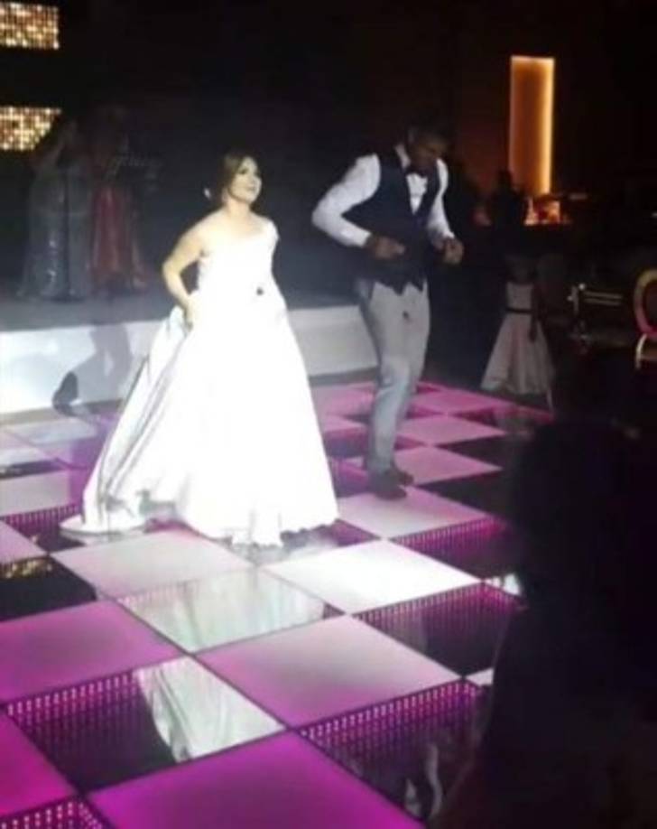 Karen Torres y Carlo Costly en el momento que bailaban. El delantero hondureño demostró que le hace al baile.