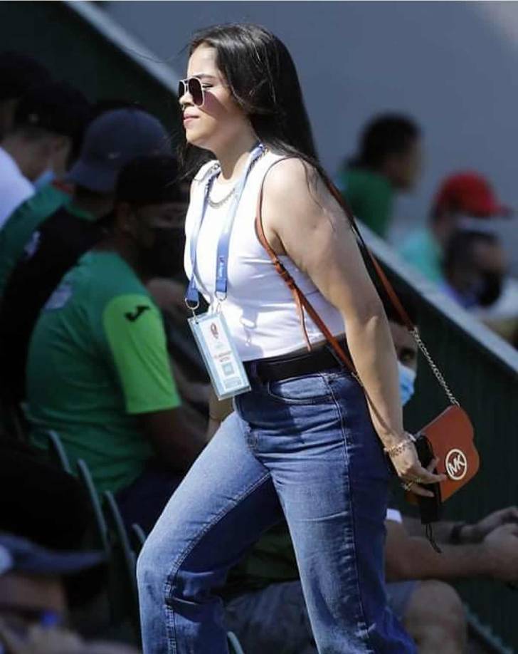 Karen Gissell, quien trabaja con la Liga Betcris de Honduras, llegando al estadio Yankel Rosenthal.