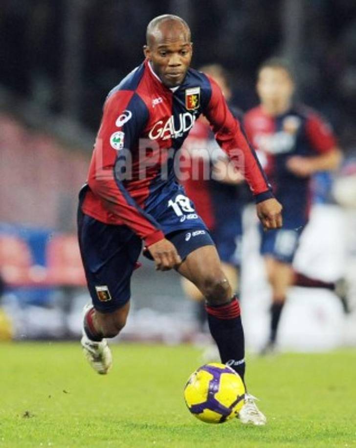 David Suazo también jugó en el Genoa de Italia. El 6 de enero de 2009 el atacante debutó anotando, en la derrota de su equipo ante el A.C. Milan por 2-5.