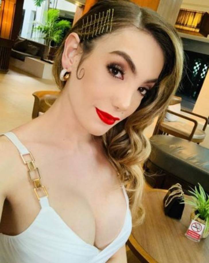 'No tengo palabras (...) me ha costado mucho trabajo estar aquí. No me quiero poner sentimental, no quiero llorar', dijo a Efe Fluchaire, quien agregó que llevará el título con 'mucho respeto y responsabilidad' y que trabajará en favor de las personas transexuales y otras causas sociales.<br/>