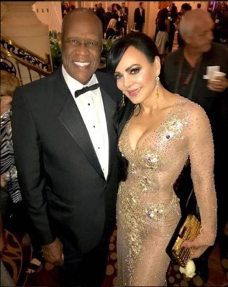 Cada vez que la costarricense comparte una imagen de sus atuendos, sus fanáticos alaban su belleza y elegancia. Así que los Latin Grammy, celebrados anoche, fueron la excusa para sorprender de nuevo. <br/><br/>Esta fue una de sus primeras fotos junto a Johnny Ventura.