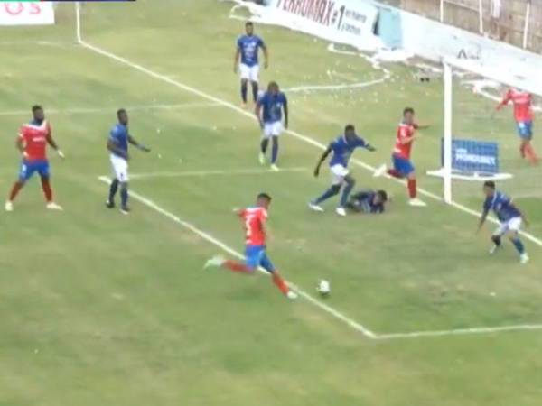 Victoria - Olimpia: Juan Pablo Montes y su increíble falla bajo el arco