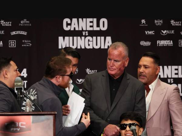 Canelo Álvarez y Óscar de la Hoya protagonizaron la pelea en plena conferencia de prensa.