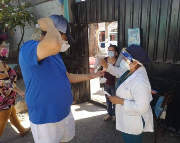 En la escuela John F. Kennedy de Tegucigalpa, capital de Honduras, se cumplió con el protocolo de bioseguridad y se aplicó gel antibacterial a los votantes.