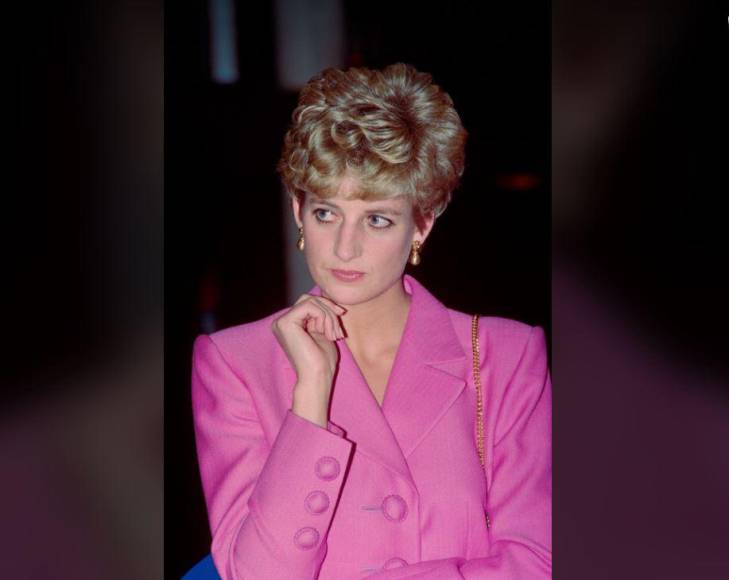 Aunque mucho se ha dicho acerca de la vida de la princesa Diana, hasta ahora pocos sabían que la miembro de la realeza padecía algunos trastornos alimenticios y emocionales, así como de sus intentos de suicidio, según ha relatado su biógrafo, Andrew Morton.