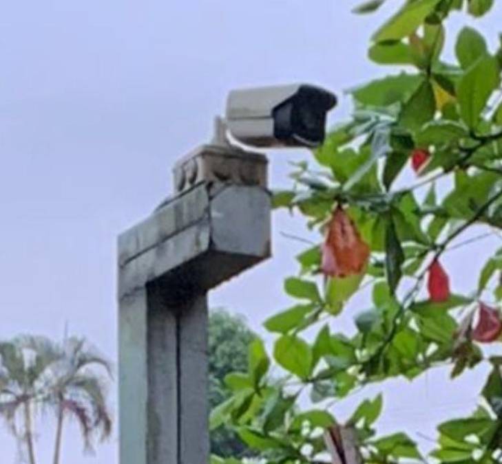 Después de trabajos de seguimiento y vigilancia policial, en una vivienda encontraron el sistema de vigilancia, que consta de doce cámaras instaladas en las entradas, salidas y puntos estratégicos de dicha colonia. 