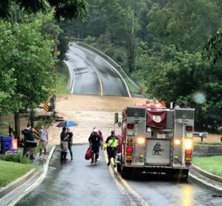 La polémica congresista demócrata, Alexandría Ocasio, advirtió en su cuenta de Twitter que las inundaciones repentinas son causadas por el cambio climático.