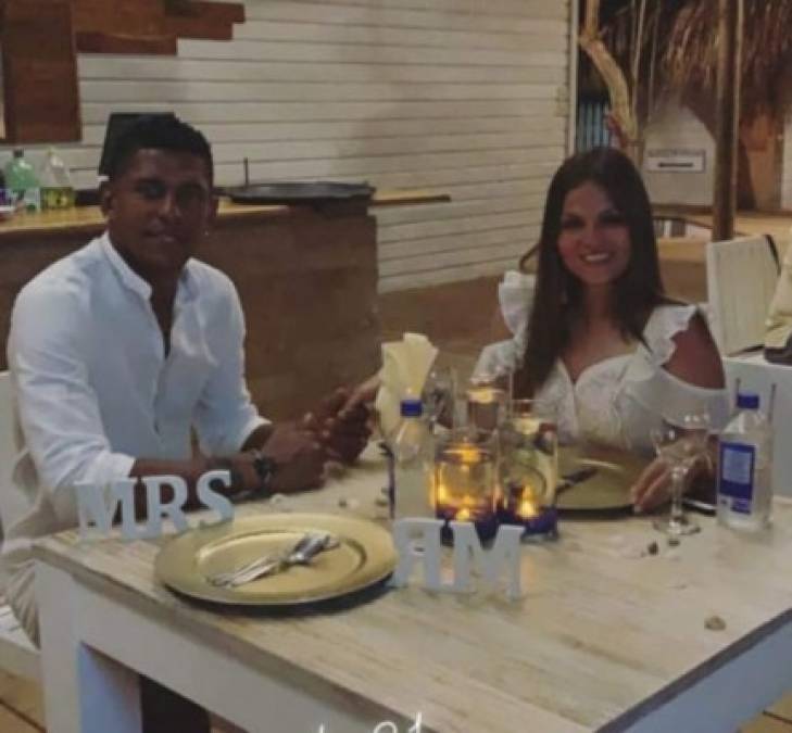 'Cenando con mi mi princesa!😍 Buen provecho!! Gracias a @mayanprincessbr por esta exquisite cena', escribió el goleador hondureño. 🍛🍤 🥗🍖