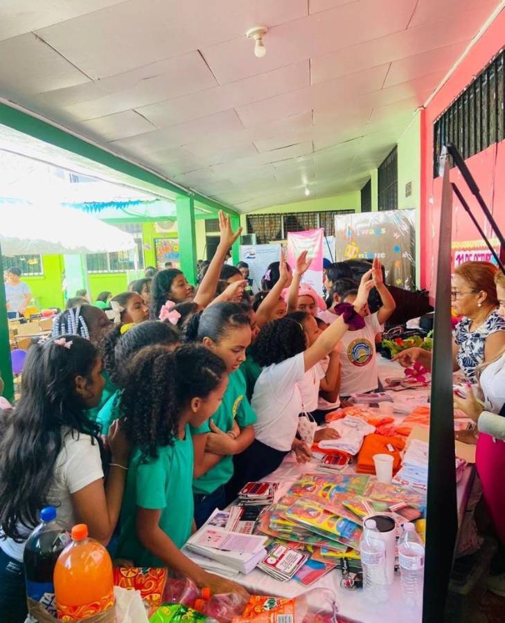 Alumnos participan en una charla sobre derechos sexuales donde se entregaron llaveros con mensajes que preocuparon a sus padres.