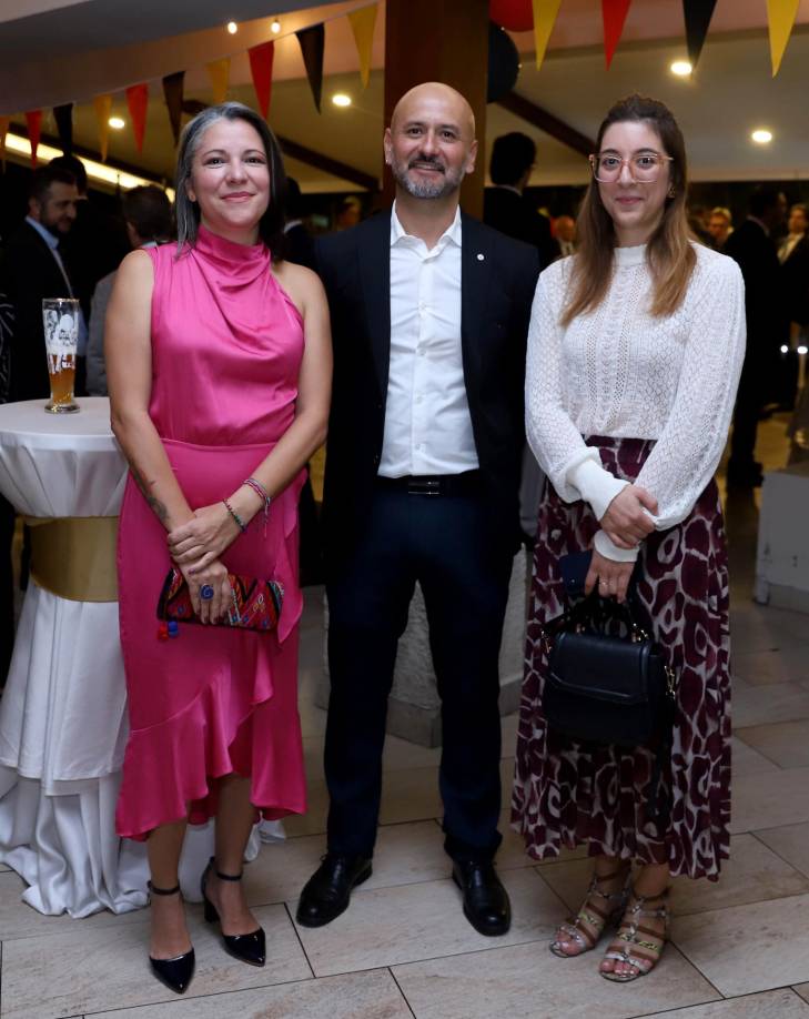 Vely Zúñiga, Mauricio Santos y Chloé Rabiet