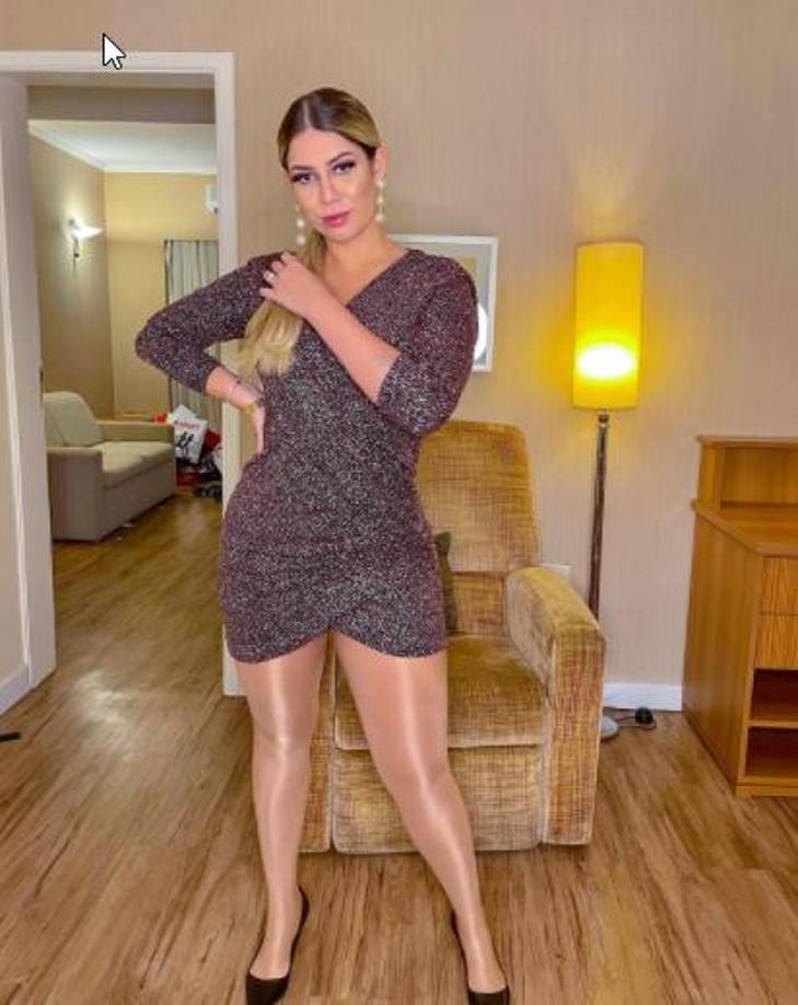 Nacida en el municipio de Cristianópolis, en el estado de Goiás (centro), empezó a componer con apenas 12 años de edad.