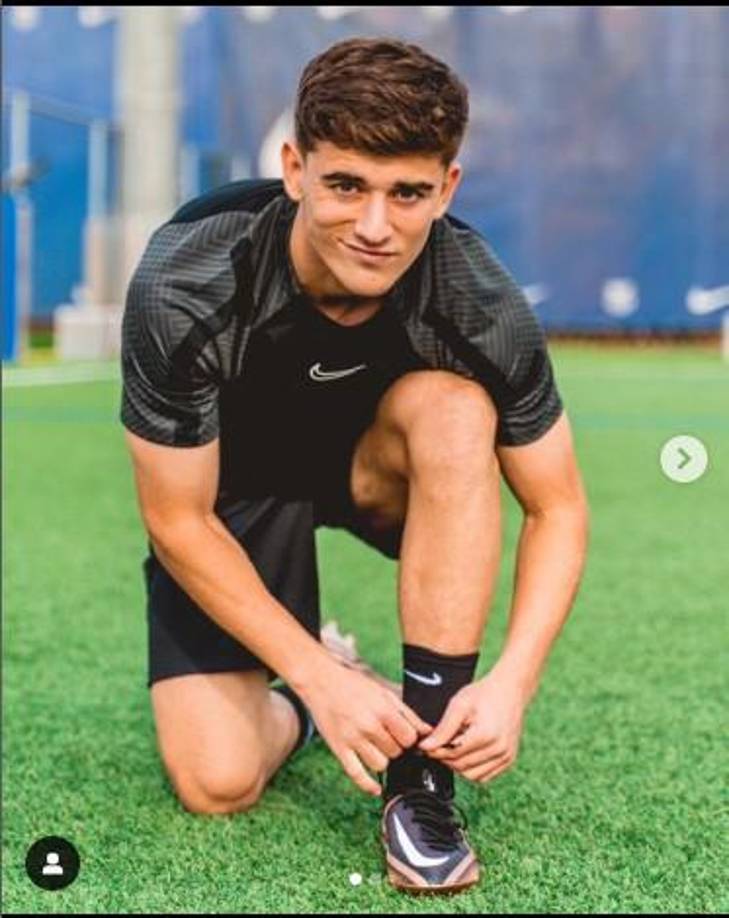 En España ya hablan hasta de la fantasía de llegar a ver a la Princesa Leonor en la grada animando a su chico, o incluso imaginarnos al futbolista como futuro rey consorte de España.