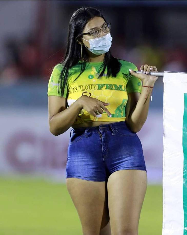 Una edecán que estuvo en el campo del estadio Ceibeño.