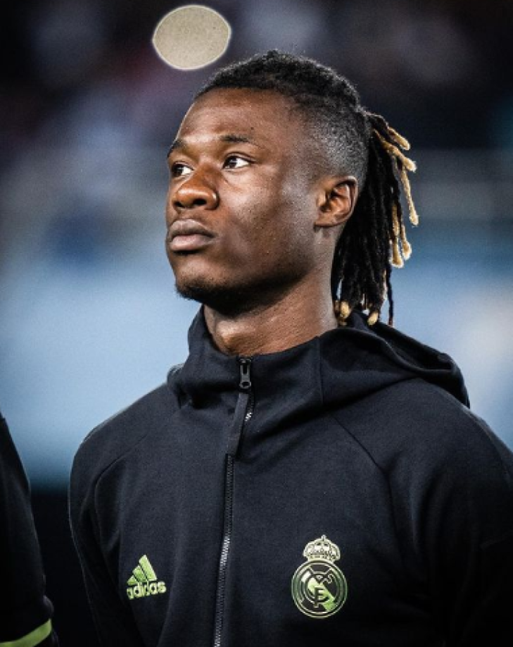 Camavinga llegó en 2021 al Madrid y firmó hasta 2027. Medios españoles aseguran que en los próximos meses, el club comenzará conversaciones con el futbolista para extender por uno o dos años más ese contrato.