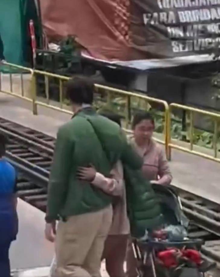 Mendes, conocido por su amor por la música y la naturaleza, ha encontrado en Gualinga una compañera que comparte sus valores y su pasión por el medio ambiente.