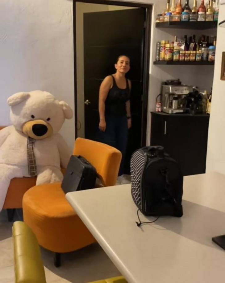 Al regresar del trabajo, Arturo situó la lonchera en la mesa, encendió su cámara y llamó a su esposa. 